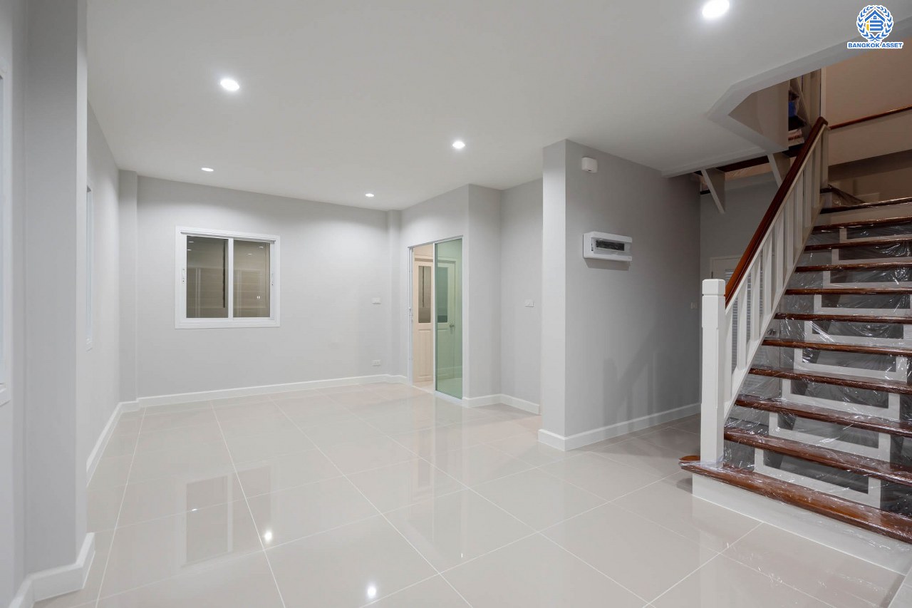 บ้านมือสองตกแต่งใหม่ โครงการ มณีรินทร์พาร์ค รัตนาธิเบศร์-ท่าอิฐ แบรนด์ Property Perfect เนื้อที่ 50 ตร.ว. ฟังก์ชัน 3 ห้องนอน 3 ห้องน้ำ จอดรถได้ 2 คัน บนทำเลศักยภาพ เชื่อมต่อทั้ง ถนนรัตนาธิเบศร์ และถนนราชพฤกษ์ ใจกลาง 2 เซ็นทรัลฯ ใกล้ทางด่วน "งามวงศ์วาน" และรถไฟฟ้า "สถานีบางรักน้อยท่าอิฐ"